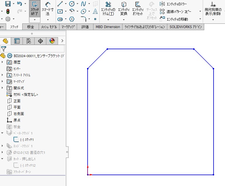 SolidWorksのベースフランジのスケッチ。上側の両角に面取りの斜め線が直接描かれている